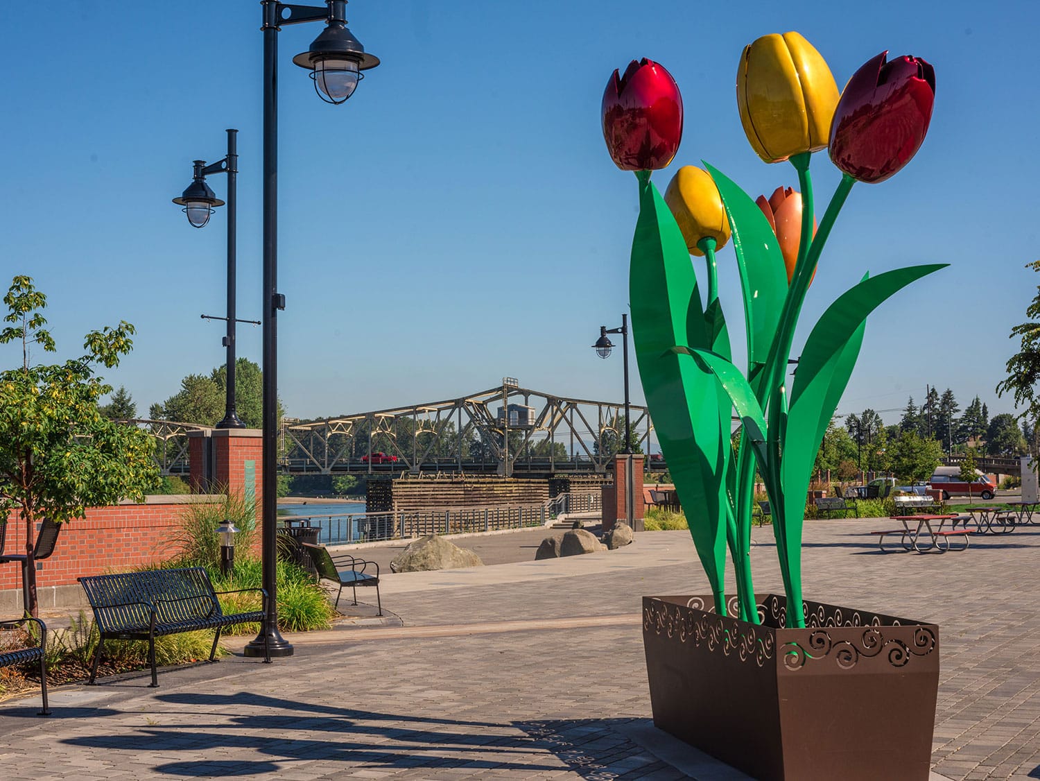 Tulip sculpture in Mount Vernon<br />
